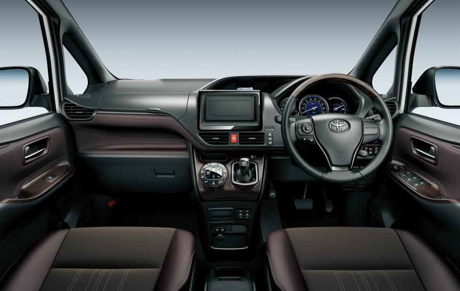 Торпедо Toyota Esquire Hybrid 2017 года  (фото 6 из 13)